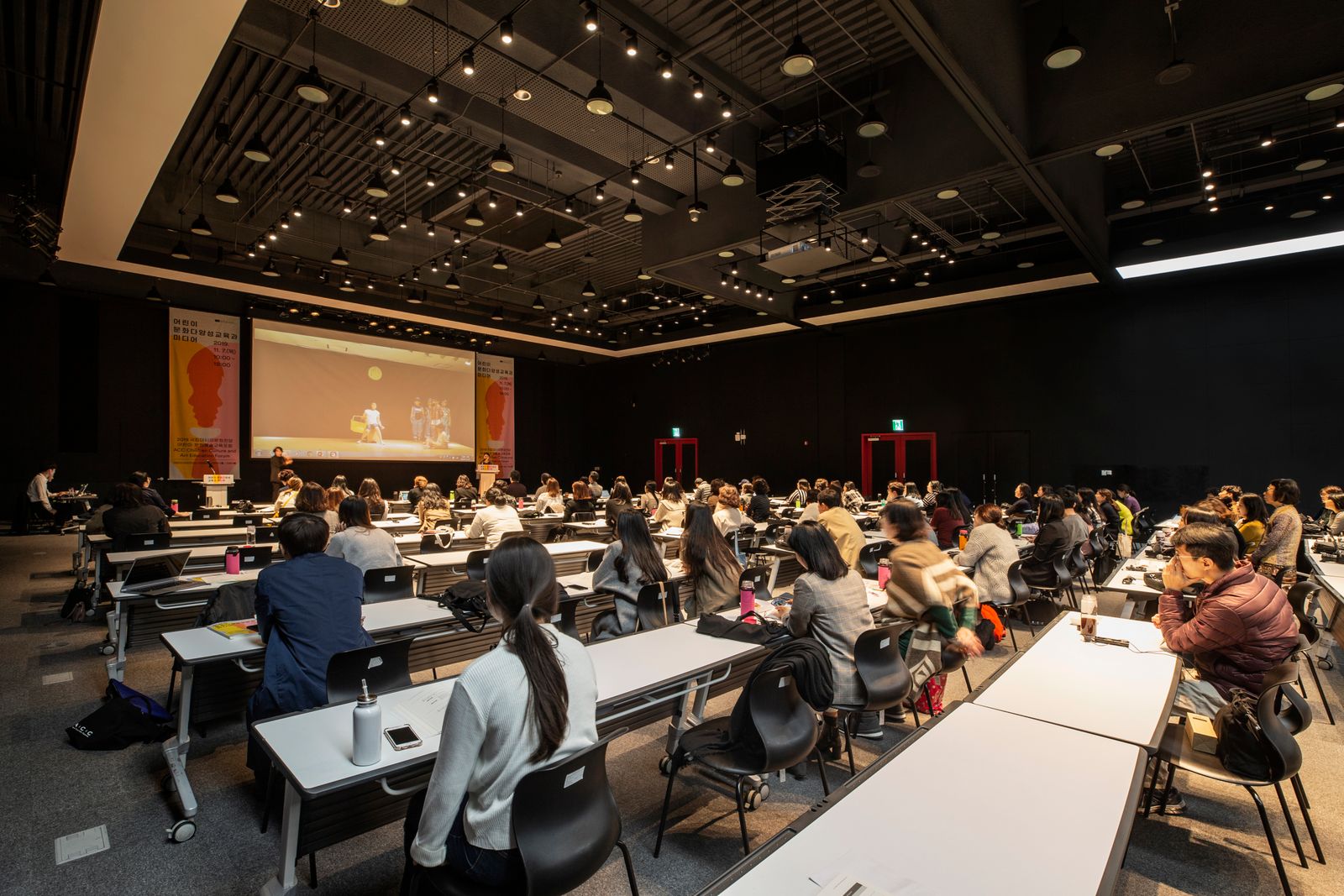 2026展会日历动态 商务观众在现代会议厅参加行业活动并关注最新日程